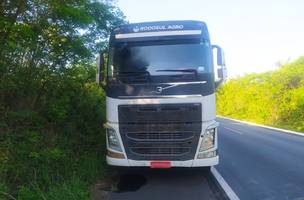 Acidente entre caminhão e moto  na BR 343 (Foto: Divulgação/ PRF-PI)