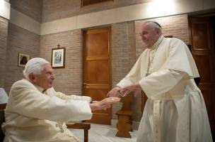 Papa Francisco e papa Bento XVI (Foto: Media/Handout via REUTERS)