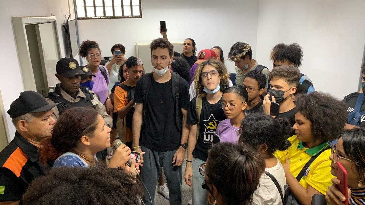Estudantes ocupam Reitoria da UFPI, sob protesto e indignação
