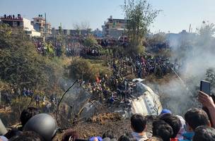 Pessoas reunidas após queda de avião no Nepal (Foto: Foto: Reuters)
