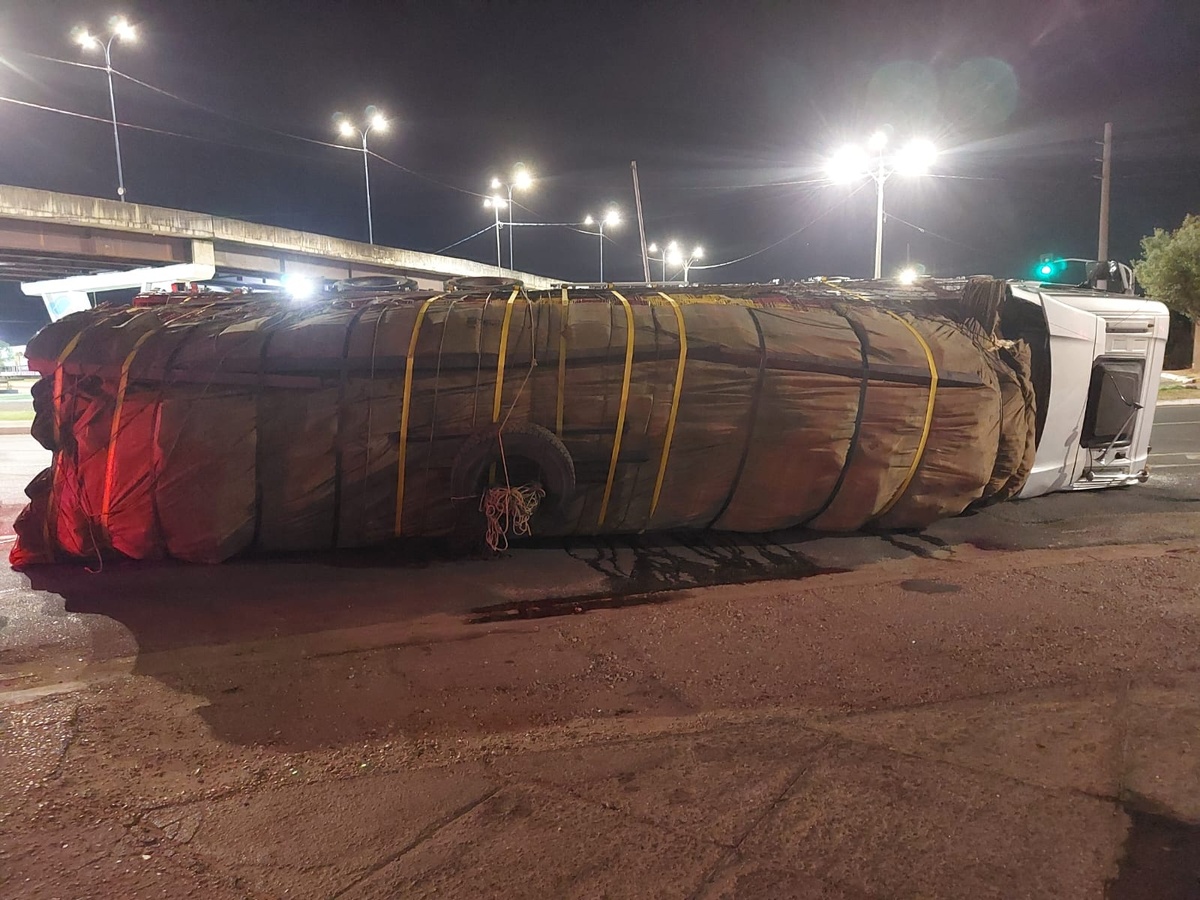 Caminhão com carga de frutas tomba em Teresina.