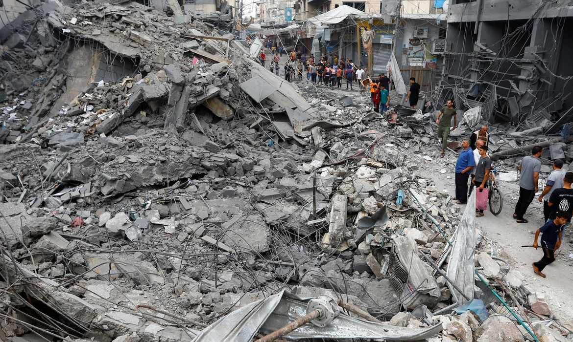 Israel intensifica bombardeios em Gaza e prepara ofensiva terrestre.