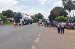 Mulher morre em acidente envolvendo uma carreta em Altos (Foto: Divulgação/PRF-PI)