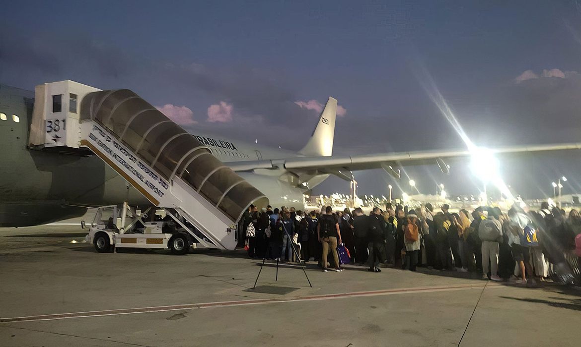 Primeiro voo de repatriação de brasileiros decola de Israel, com 211 passageiros.