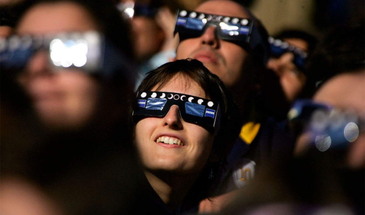 Um eclipse anular do sol acontece quando o sol, a lua e a Terra estão em alinhamento.