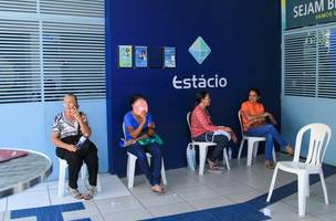 Do lado de fora, mães esperam os filhos fazerem a prova. (Foto: Narcílio Costa/ Correio Piauiense)