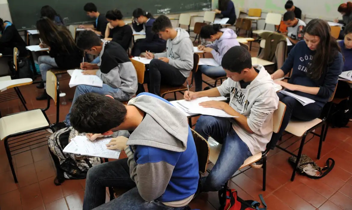 Governo Federal lança ações para combater a evasão escolar.