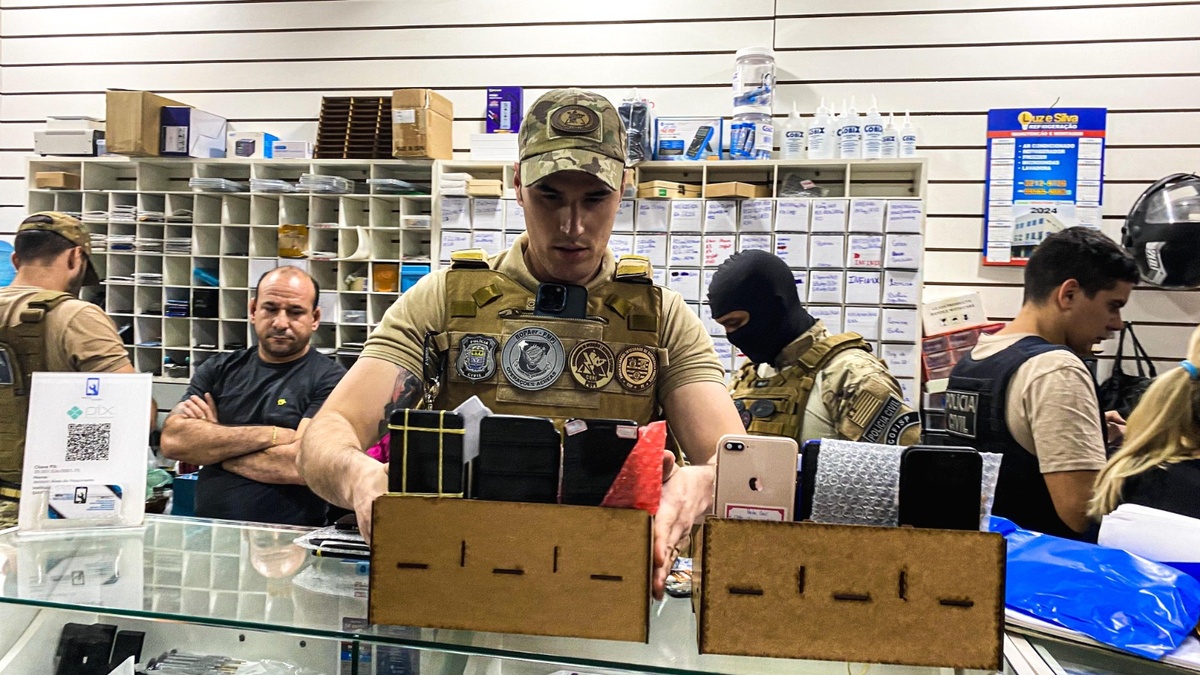 Na ação, foram apreendidos celulares, notebooks, Ipads, arma de fogo, munição e dinheiro.
