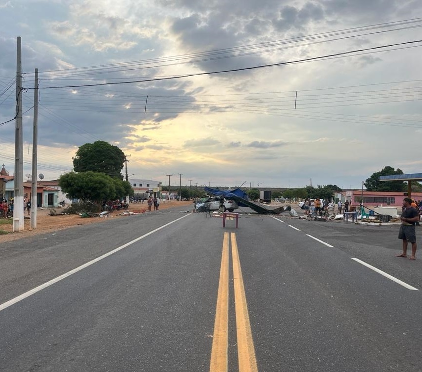 O caminhão atingiu um trailer, um carro e o muro de uma casa.