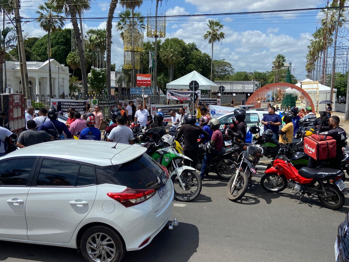 A manifestação começou na Av. João XXIII e seguiu até o Palácio de Karnak.