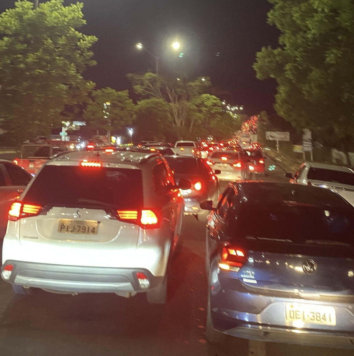 Caminhão quebra e provoca congestionamento na Avenida João XXIII.