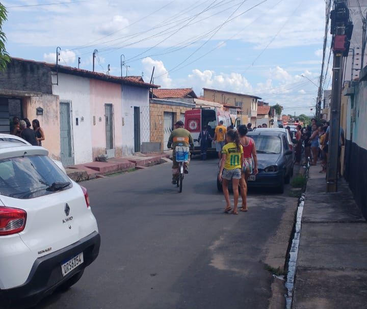 Homem é assassinado em residência no bairro Dirceu.