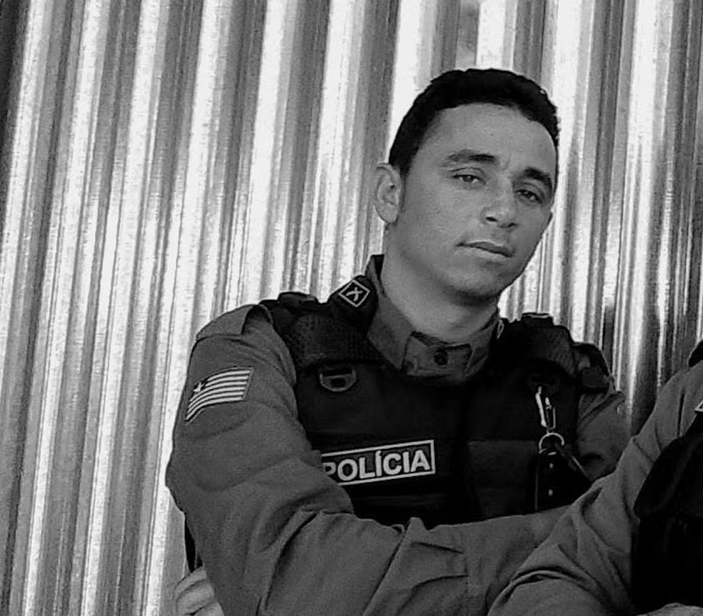 O policial foi morto a tiros, antes de ser carbonizado.