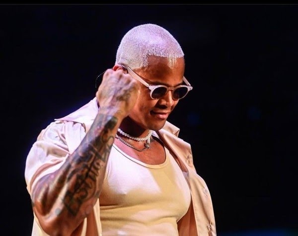 Cantor Léo Santana com o hit "Zona de Perigo"