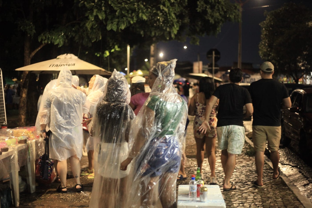 Foliões em baixo de chuva