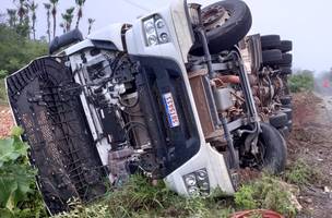 O caminhão ficou parcialmente destruído. (Foto: Reprodução/ Internet)
