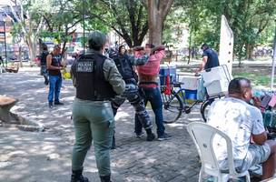 Abordagem da polícia no Shopping da Cidade (Foto: FOTO: ASCOM)