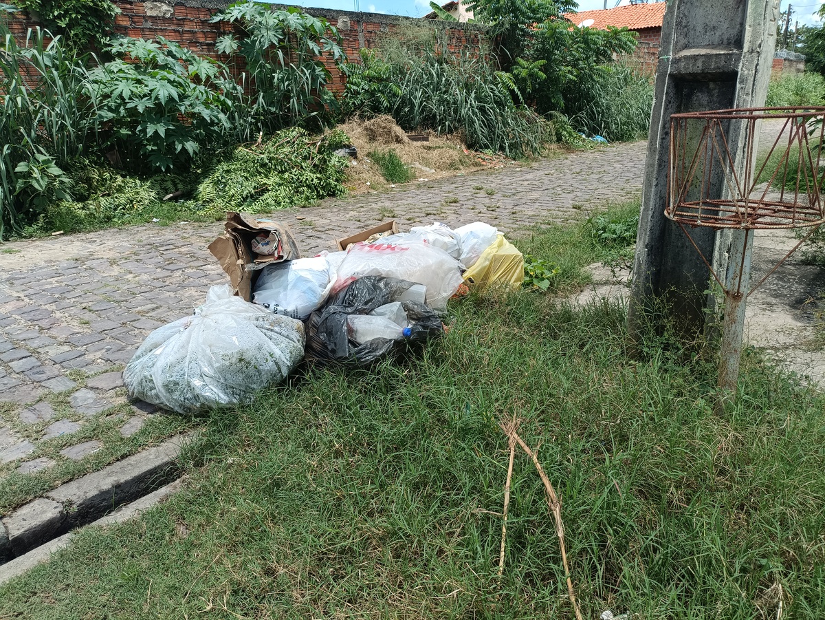 Acúmulo de lixo em ruas de Teresina