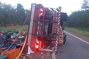 Caminhão com carregamento de frutas tombado em trecho da BR-316. (Foto: Reprodução/ PRF-PI)