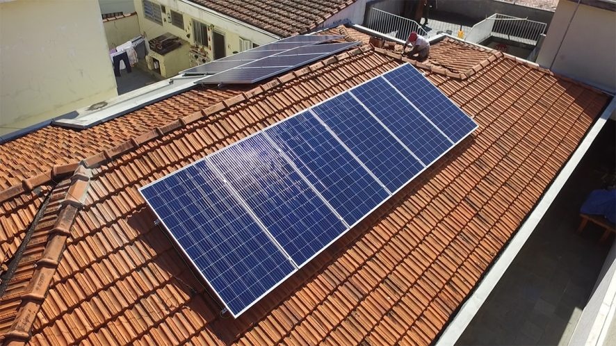 Placas solares instaladas em telhados.