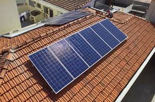 Placas solares instaladas em telhados. (Foto: Reprodução/ Ascom)