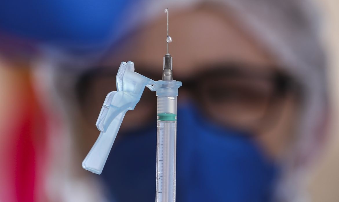 Vacinação contra a gripe e covid-19 em Teresina.