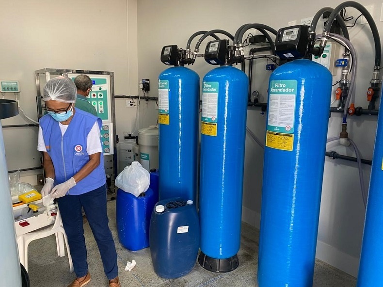 Vigilância Sanitária coleta amostras de água para análise.