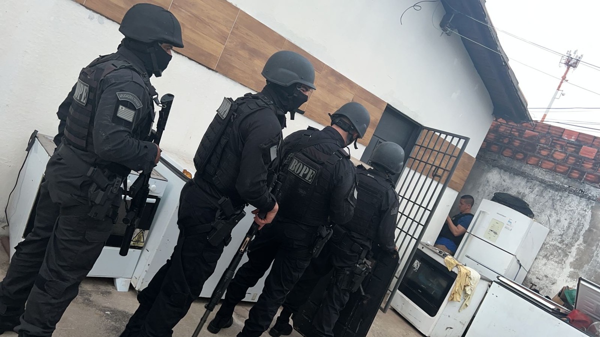 A equipe da Força Tática do 8° Batalhão isolou a área.