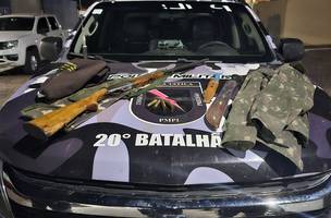 As armas, munições e demais objetos apreendidos foram apresentados às autoridades policiais. (Foto: Reprodução/ Ascom)