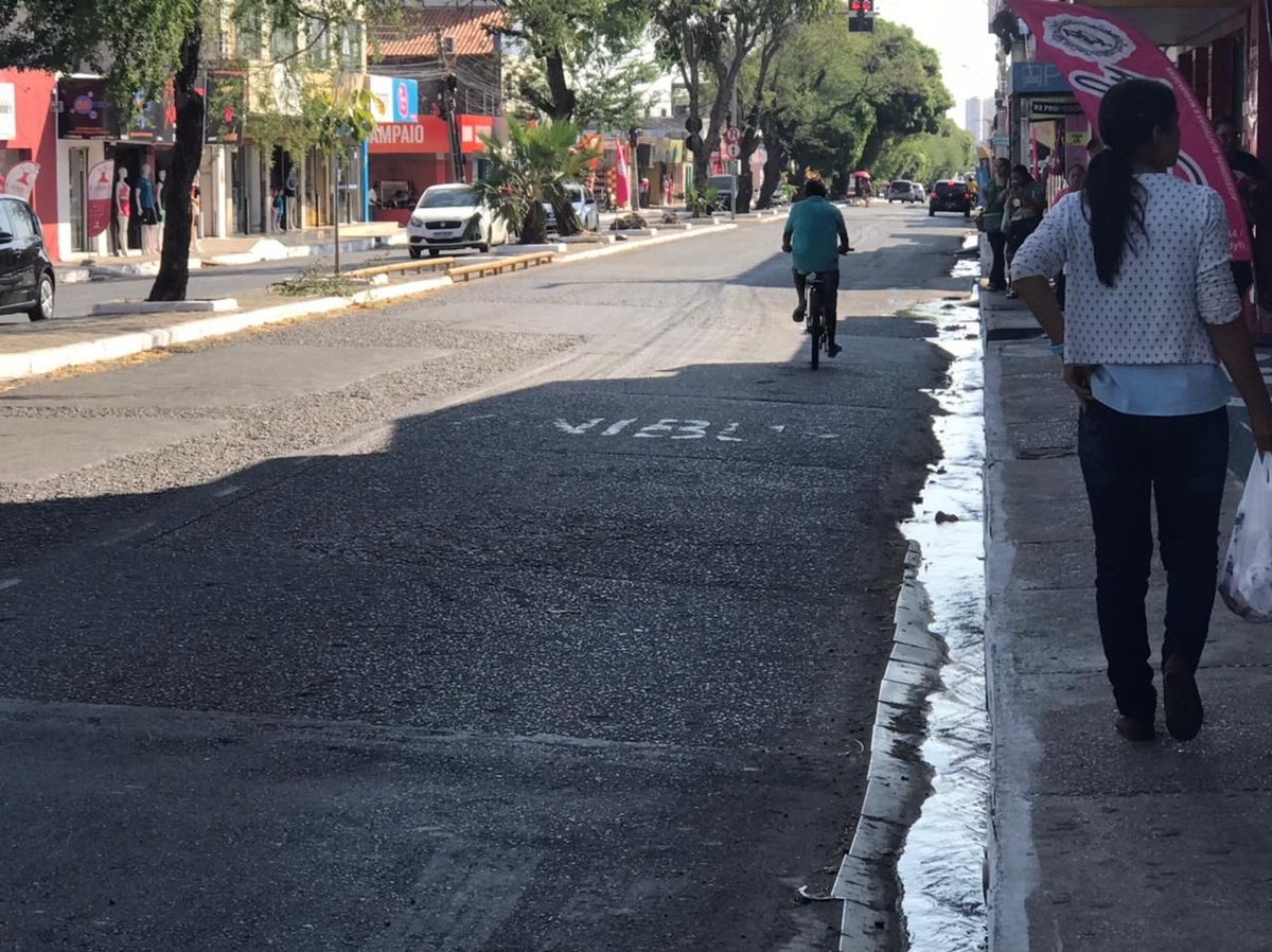 Avenida Principal do bairro Dirceu Arcoverde