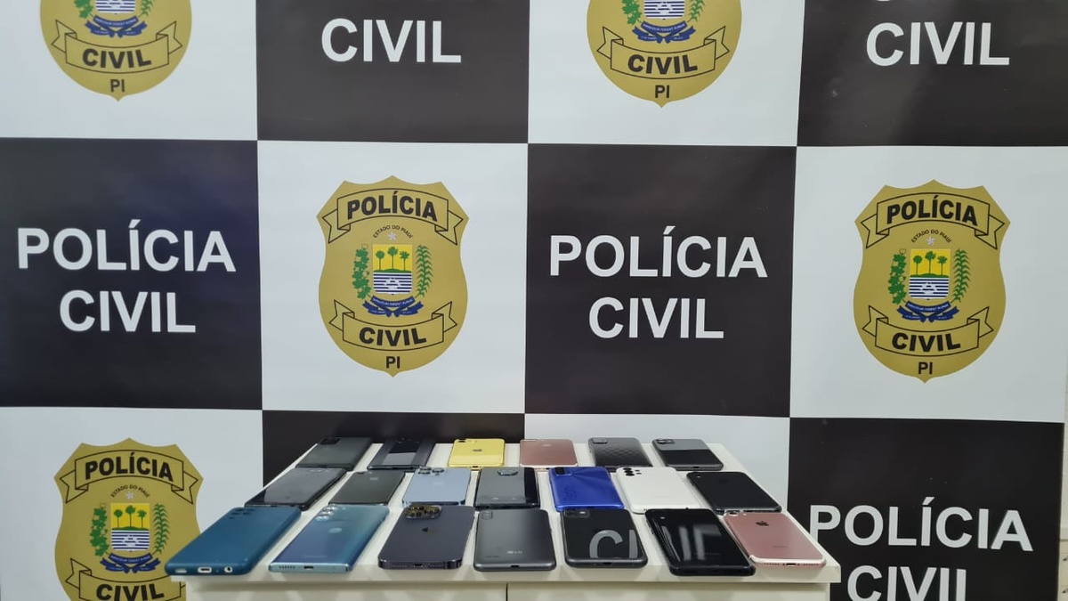 Celulares roubados são recuperados pela polícia.