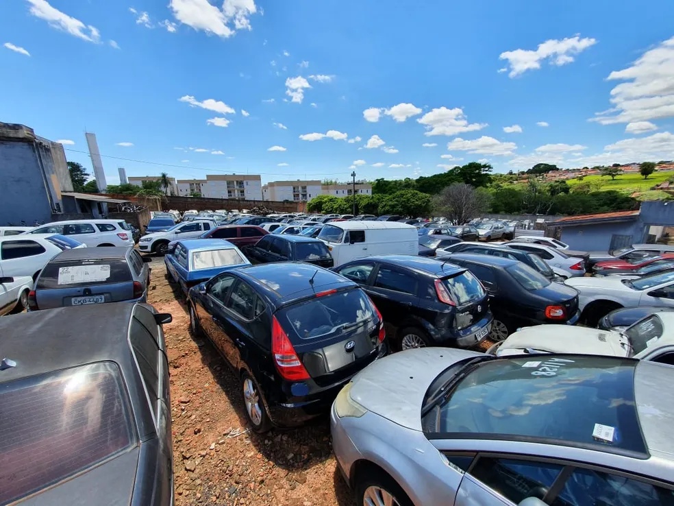 O leilão vai contar com a oferta de 21 veículos.