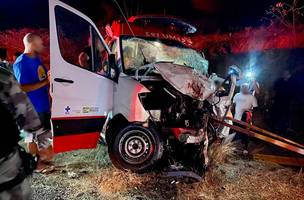Acidente entre ambulância do Samu e picape deixa quatro feridos. (Foto: Reprodução/ PM-PI)