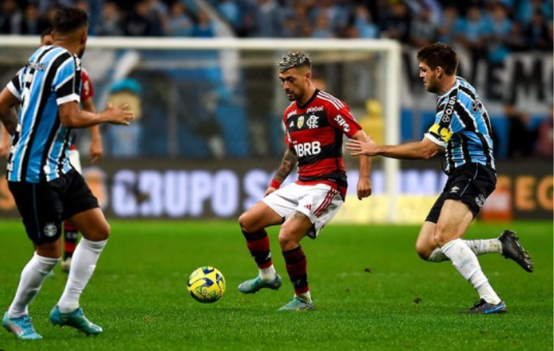 Flamengo vence Grêmio e segue para a final da Copa do Brasil.