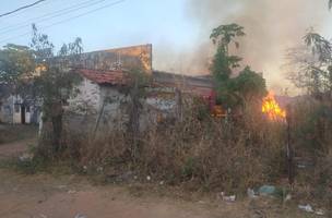 Madeireira é atingida por incêndio na zona Sul de Teresina. (Foto: Reprodução/ Corpo de Bombeiros)