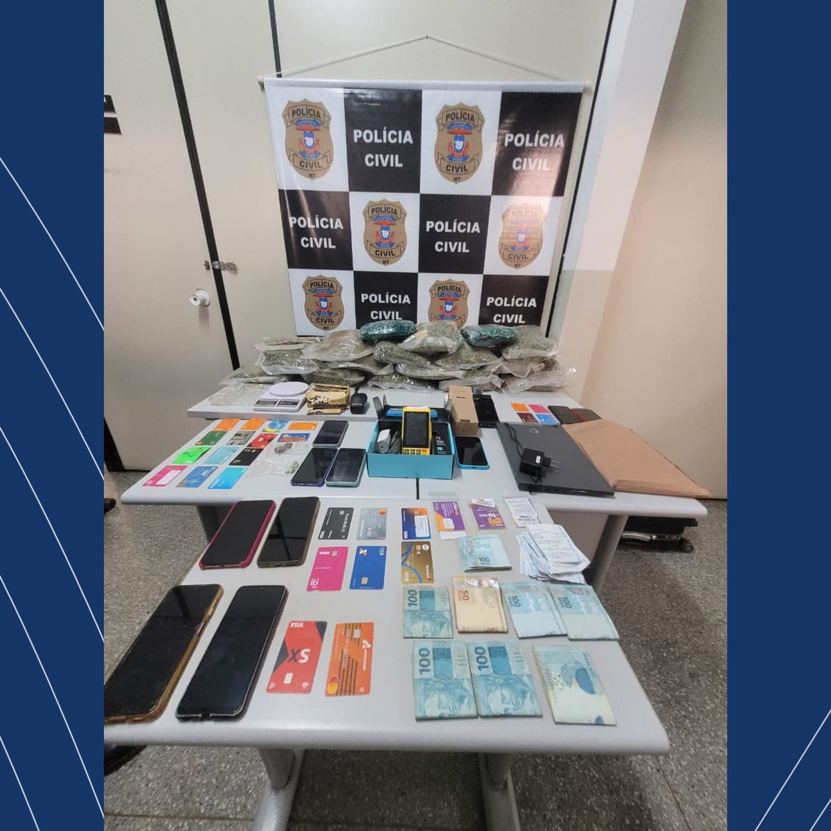 Materiais apreendidos durante a ação policial.