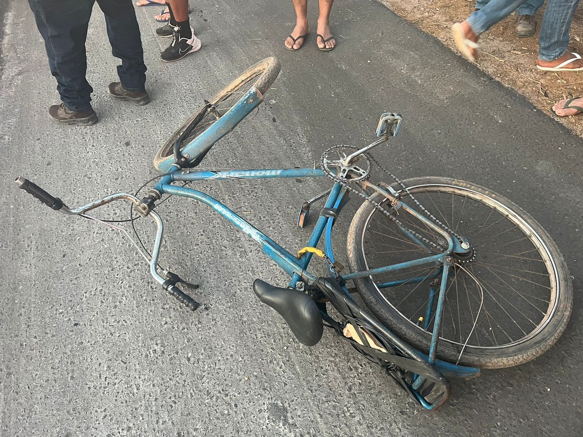 O idoso tentava cruzar a via, quando foi atingido por um carro.
