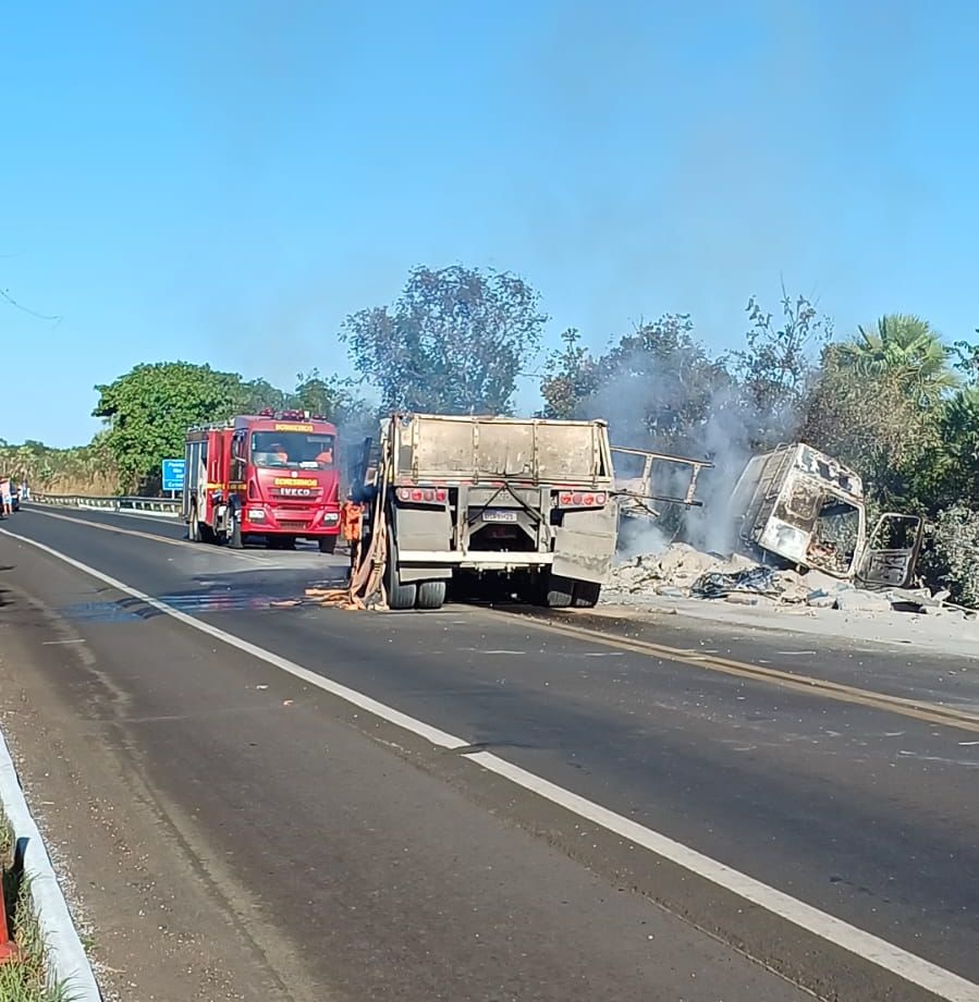 O veículo ficou totalmente destruído.