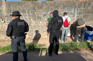 Polícia apaga pichações em muros demarcados por facções criminosas (Foto: FOTO: ASCOM)