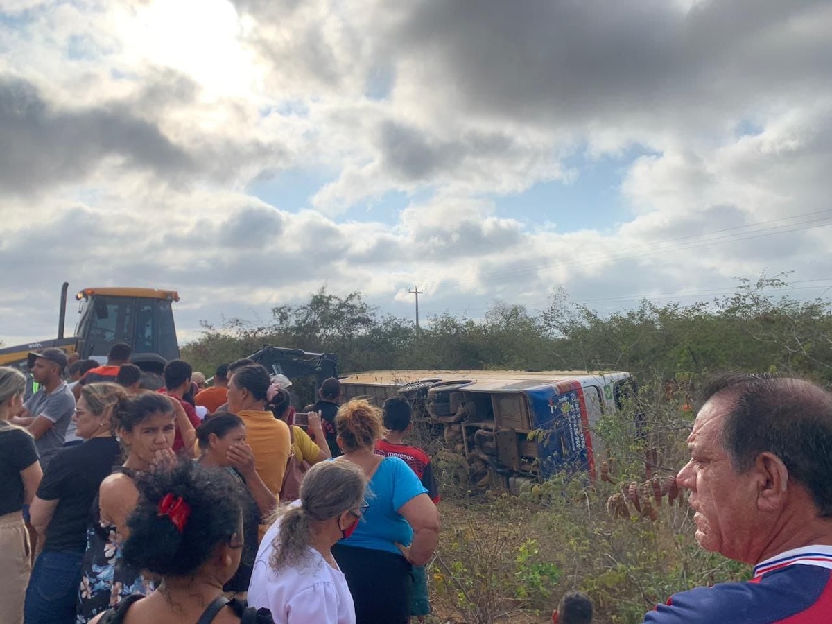 As vítimas do acidente estavam em um ônibus, que tombou após derrapar.