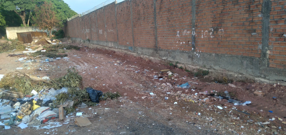 Ao retirar o lixo da região, os caminhões consequentemente retiram terra do local, desnivelando o terreno. Além do lixo, a situação traz risco à estrutura do muro.