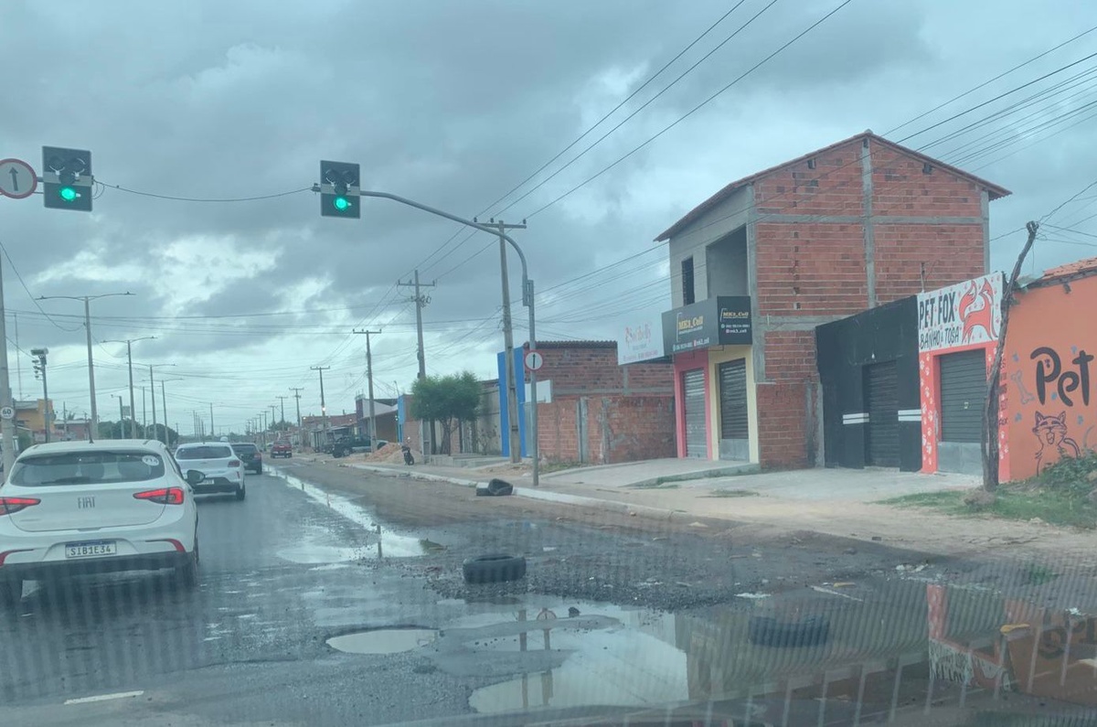 As más condições estariam fazendo os carros trafegarem na faixa destinada aos ônibus, fazendo com que sojam flagrados por radares da região.