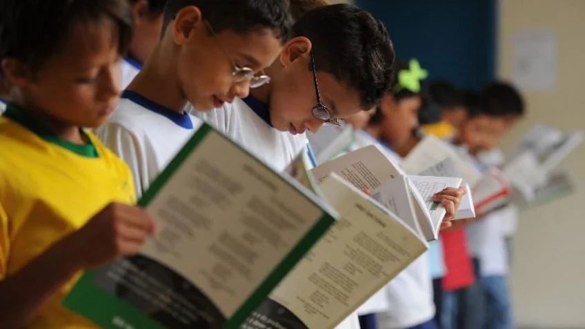 Crianças e adolescentes na escola.