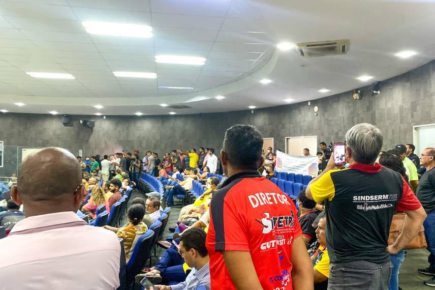 Crise na saúde: sessão extraordinária é cancelada por falta de vereadores.