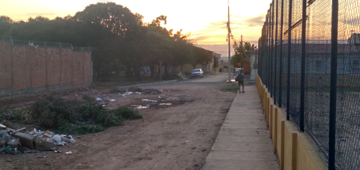 Durante nossa reportagem, um homem foi flagrado descarregando lixo e evadiu do local rapidamente.