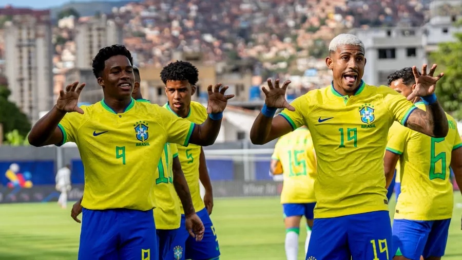 Endrick e John Kennedy: atacante comemorou gol da seleção.