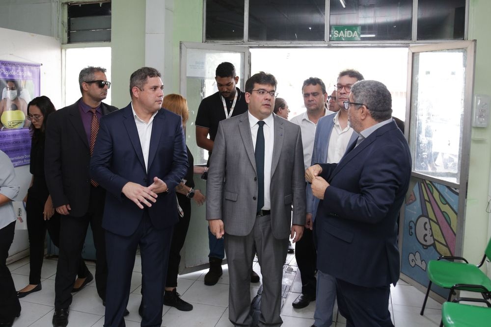 Governador Rafael Fonteles em antiga sede da Maternidade.