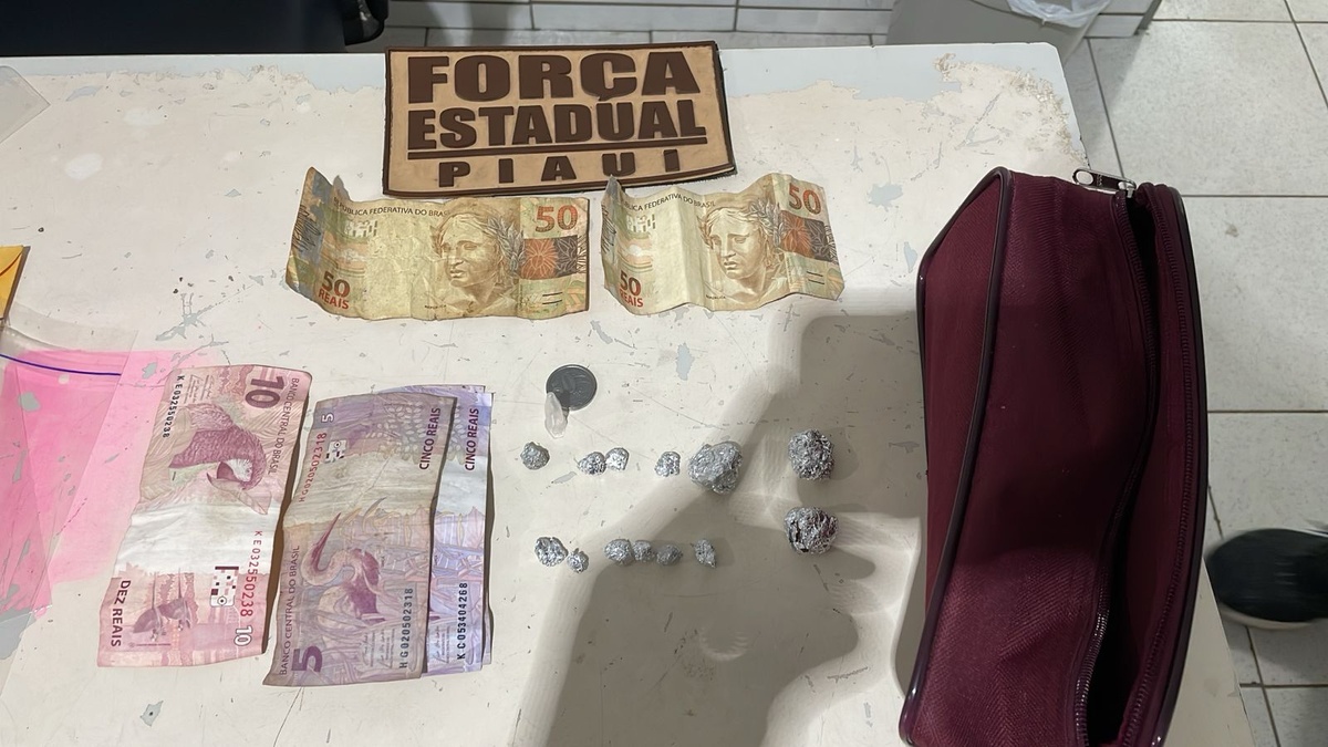 Materiais apreendidos durante a ação policial.