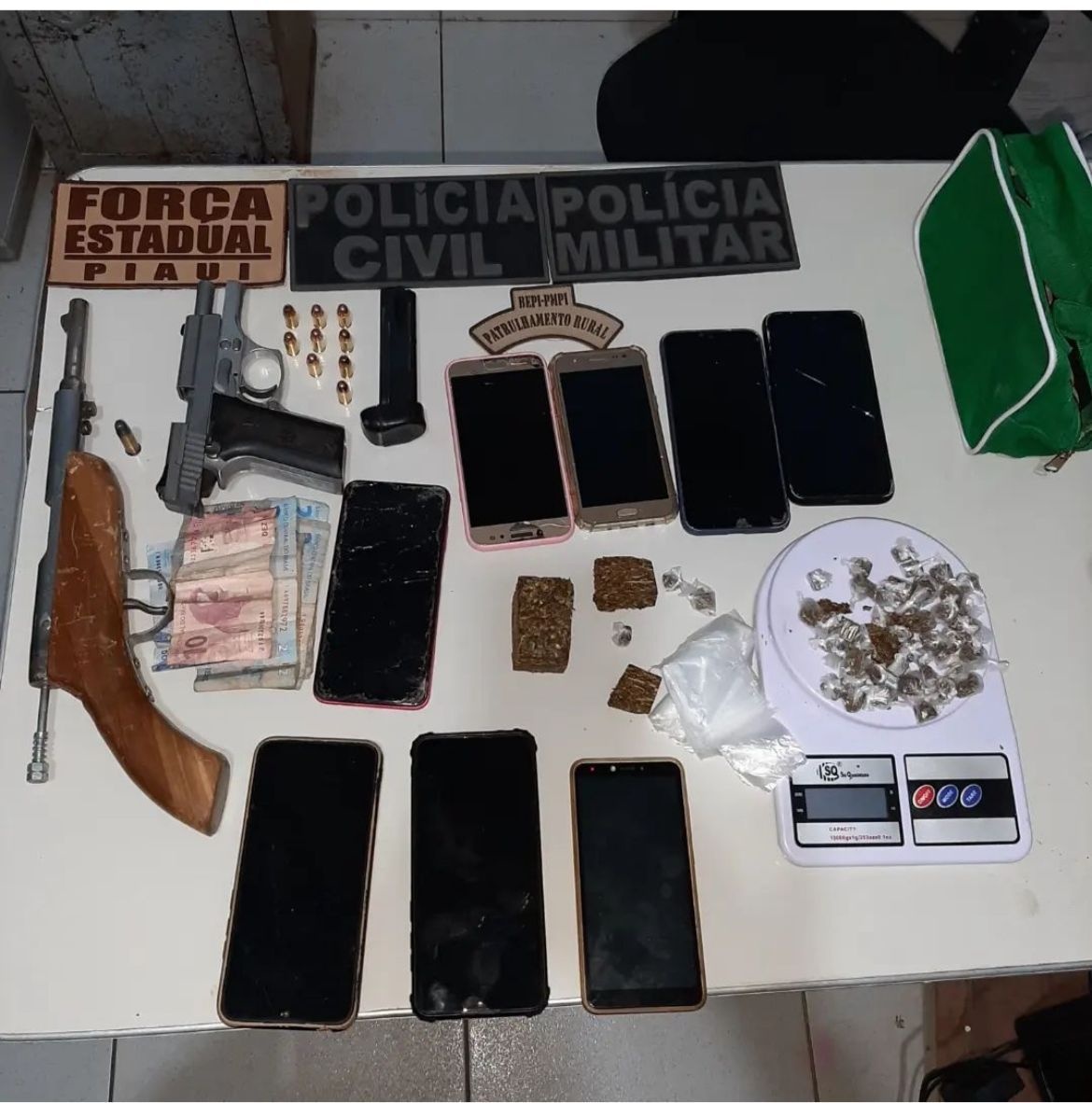 Materiais apreendidos durante a ação policial.
