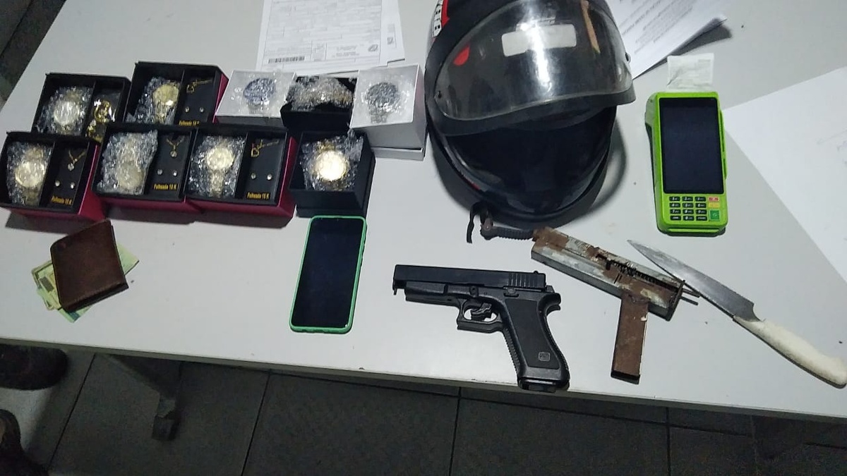 Materiais apreendidos durante a operação policial.